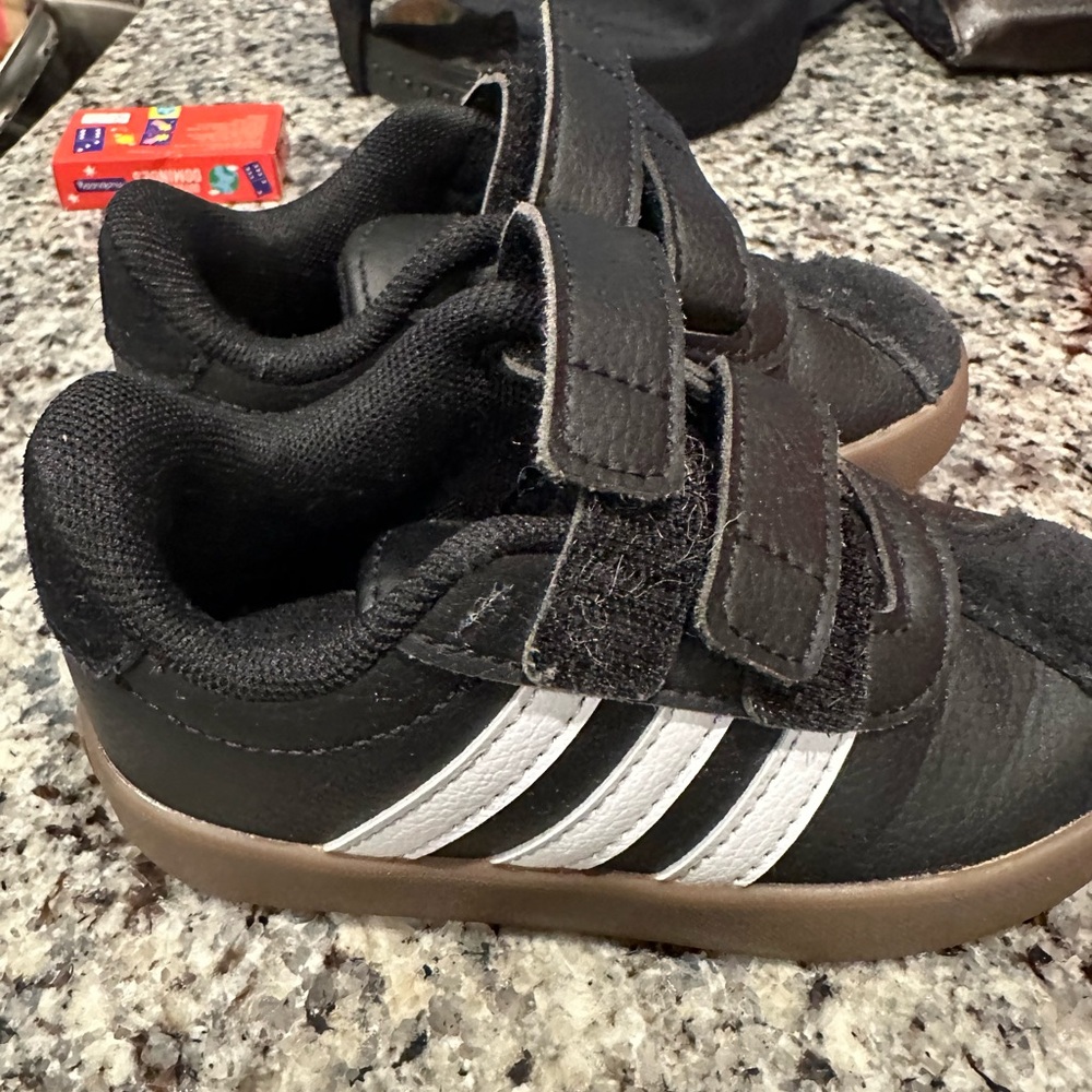 Adidas boys shoes slightly worn without box size 8